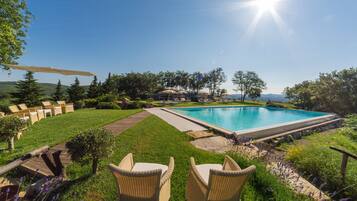 Een seizoensgebonden buitenzwembad, parasols voor strand/zwembad