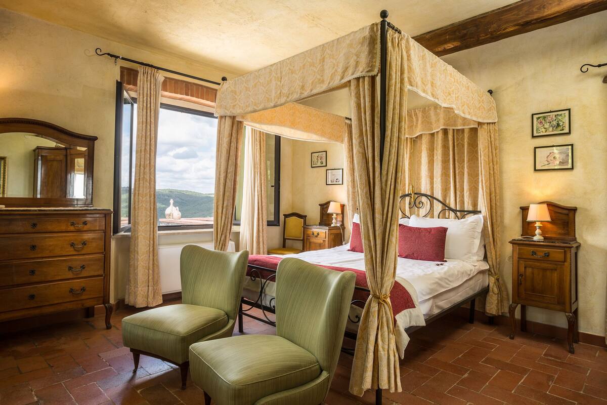 Deluxe Room (Romantic) | Frette Italian sheets, premium bedding, pillowtop beds, minibar