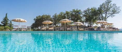 Piscina stagionale all'aperto, ombrelloni da piscina, lettini