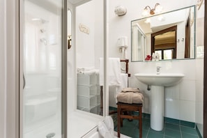 Deluxe Room (Panoramic) | Bathroom sink - Villa Di Capovento (Radda in Chianti)