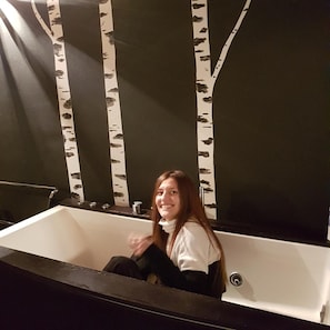 Deep-soaking bathtub, rainfall showerhead, bathrobes, slippers