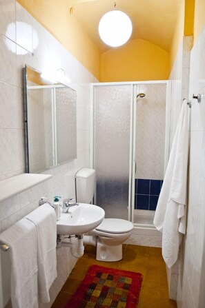 Phòng Suite, 1 giường cỡ queen, không hút thuốc | Phòng tắm | Buồng tắm vòi sen, đồ dùng nhà tắm miễn phí, máy sấy tóc, khăn tắm