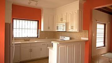 Villa, Berbilang Katil, Non Smoking, Bay View | Dapur peribadi | Peti sejuk/penyejuk beku saiz penuh, ketuhar gelombang mikro, ketuhar