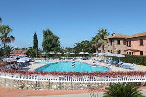 2 udendørs pools, åben fra kl. 09.30 til kl. 18.00, parasoller