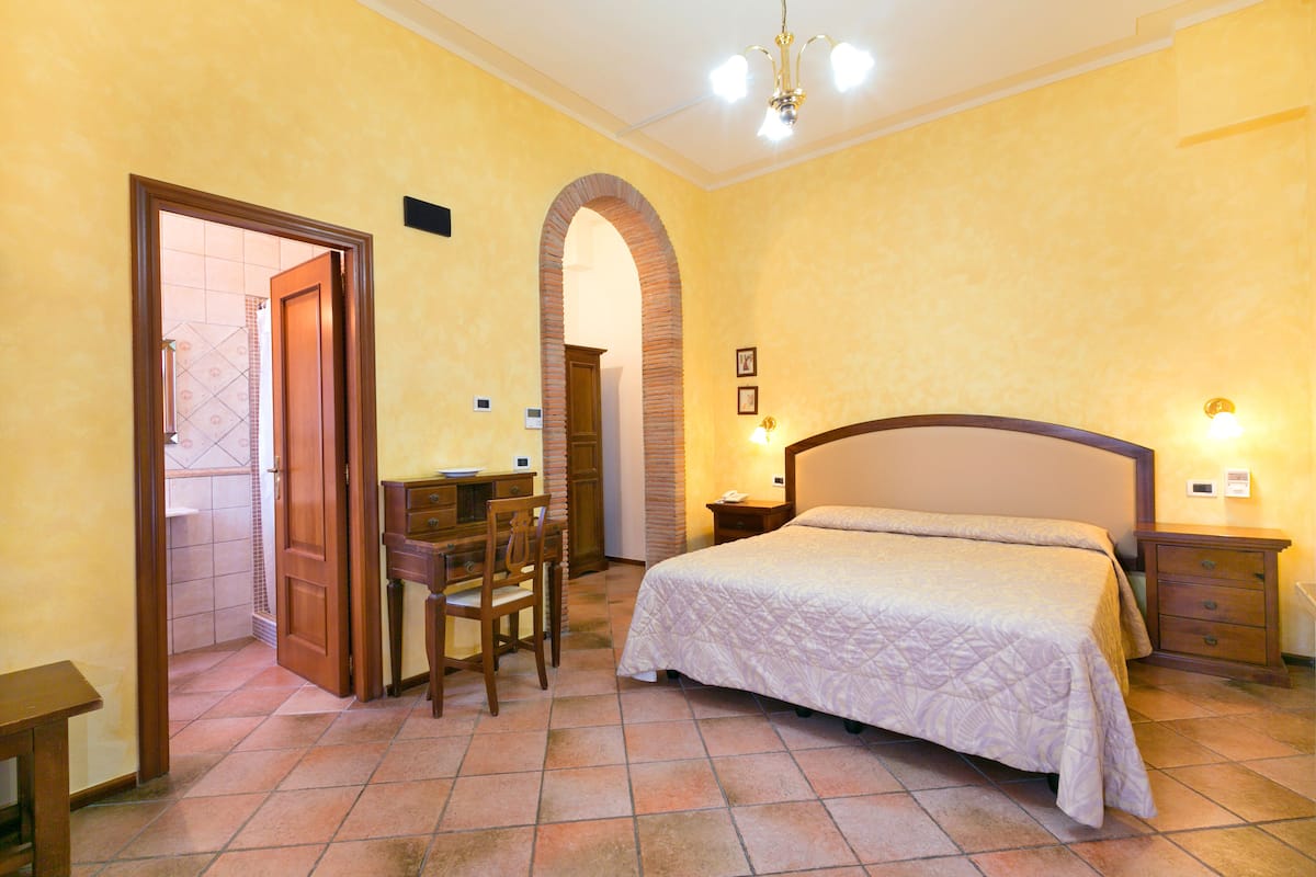 Standard Double or Twin Room | Bar mini, peti besi dalam bilik, meja, langsir/tirai gelap terus