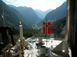Frokost og middag serveres