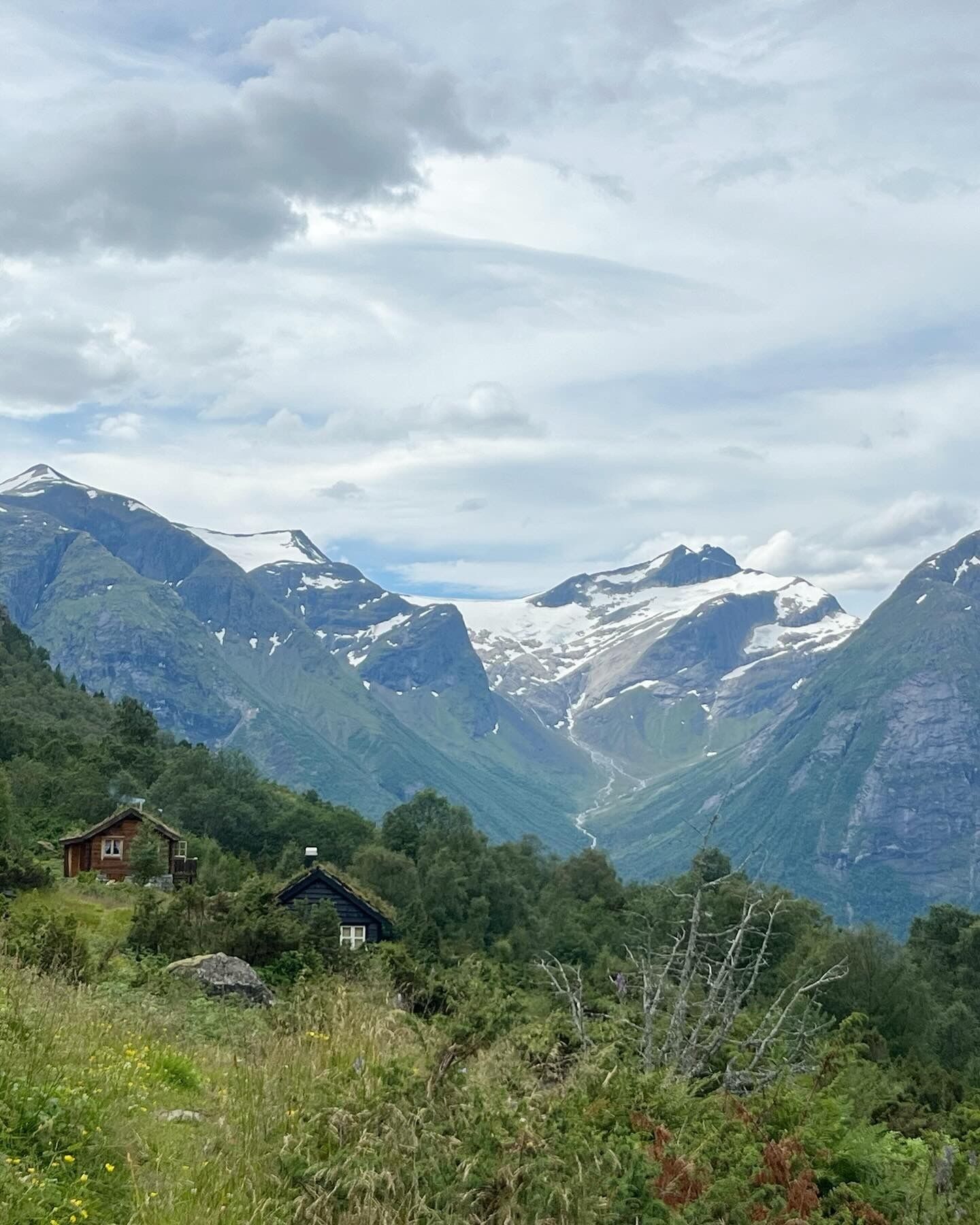 Paisagem montanhosa com uma pequena cabana.