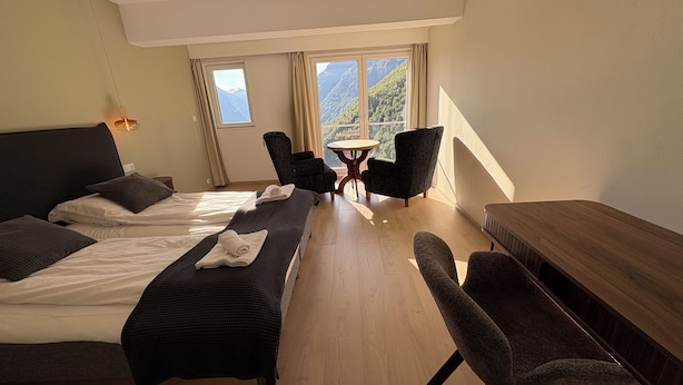 A hotel room with two beds, a small table, and two chairs. - Hotel Videseter (Stryn)