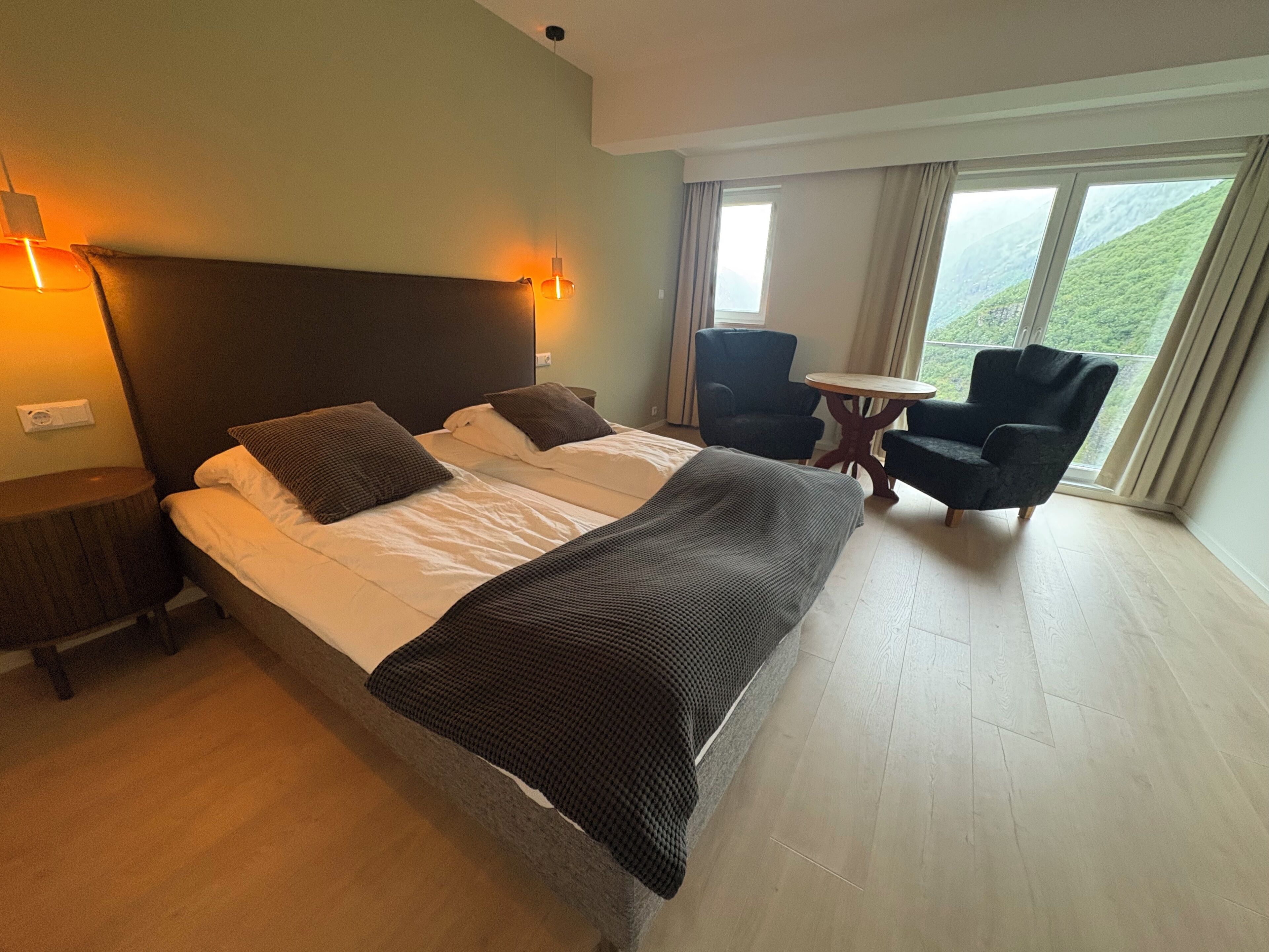 Habitación superior con 1 cama matrimonial o 2 individuales, vista al valle | Cortinas blackout, wifi gratis y ropa de cama 