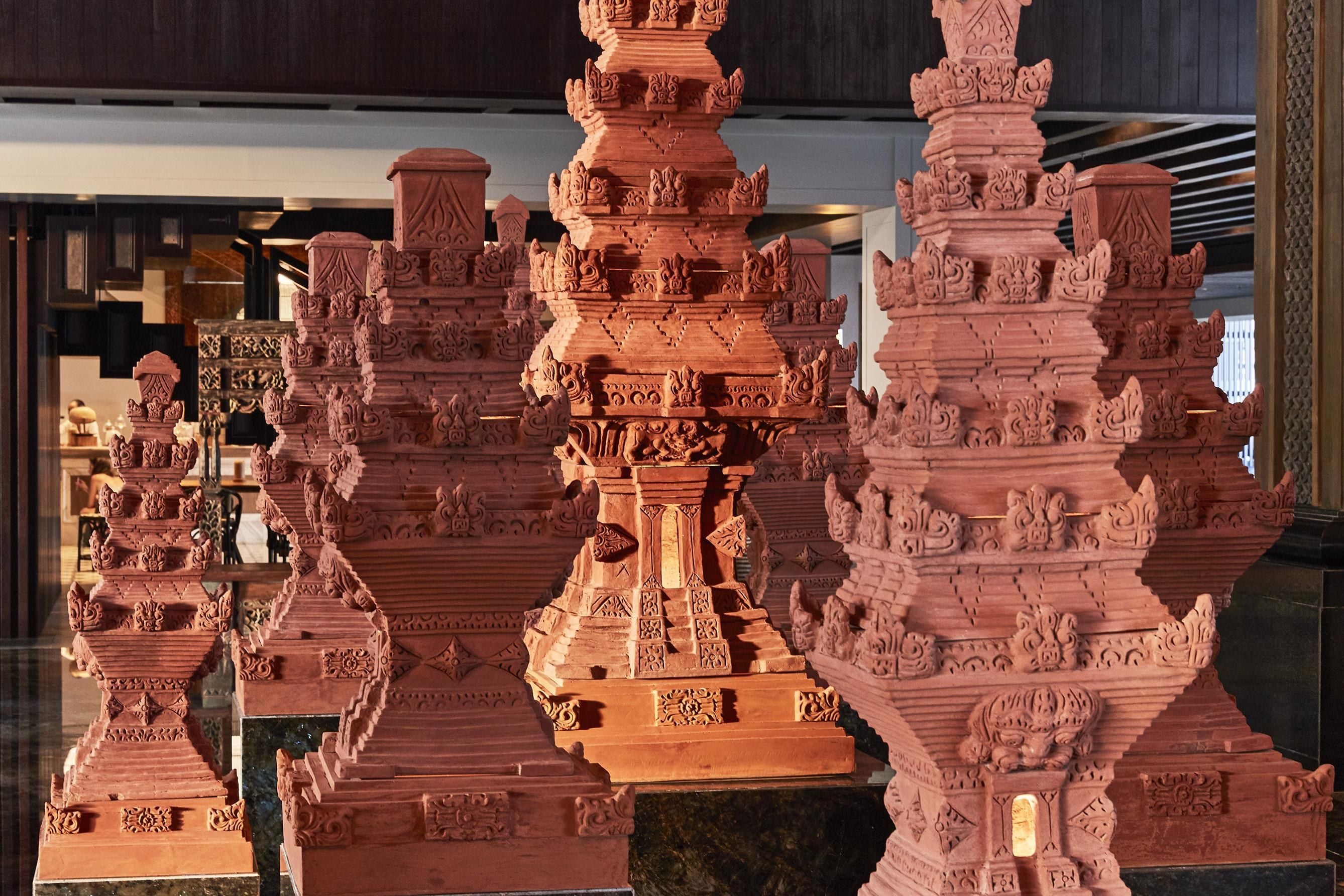 Un ensemble de structures en pierre finement sculptées, qui font probablement partie d’une exposition historique ou culturelle.