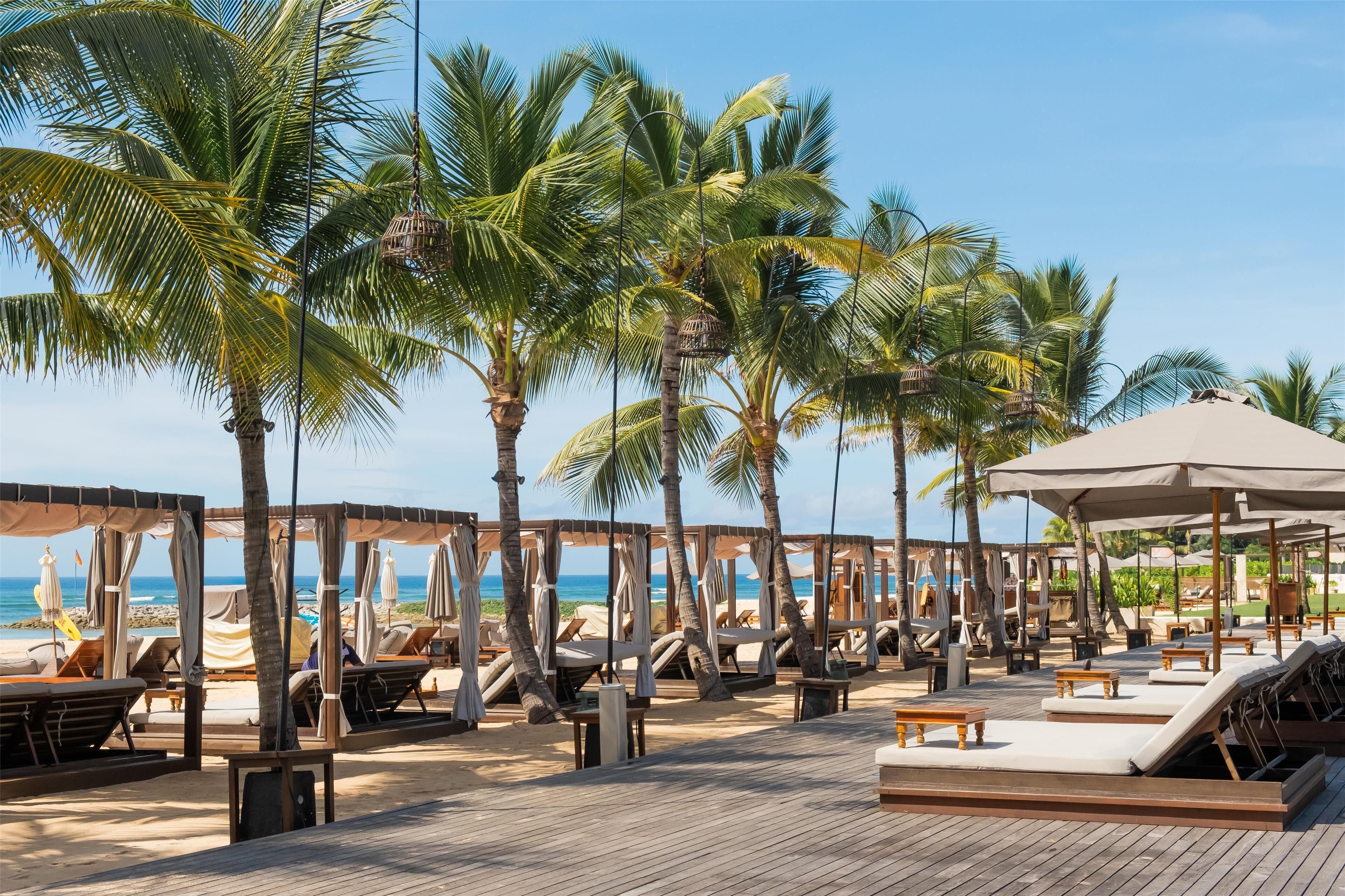 5 restaurants; lunch and dinner served 
