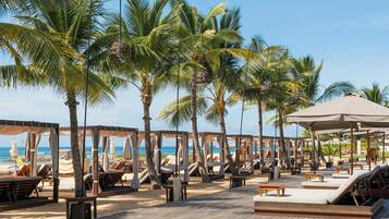 5 restaurants; lunch and dinner served
