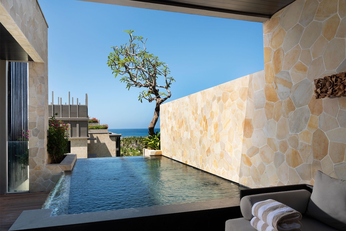 3 outdoor pools, open 7:00 AM to 6:00 PM, pool umbrellas, pool loungers