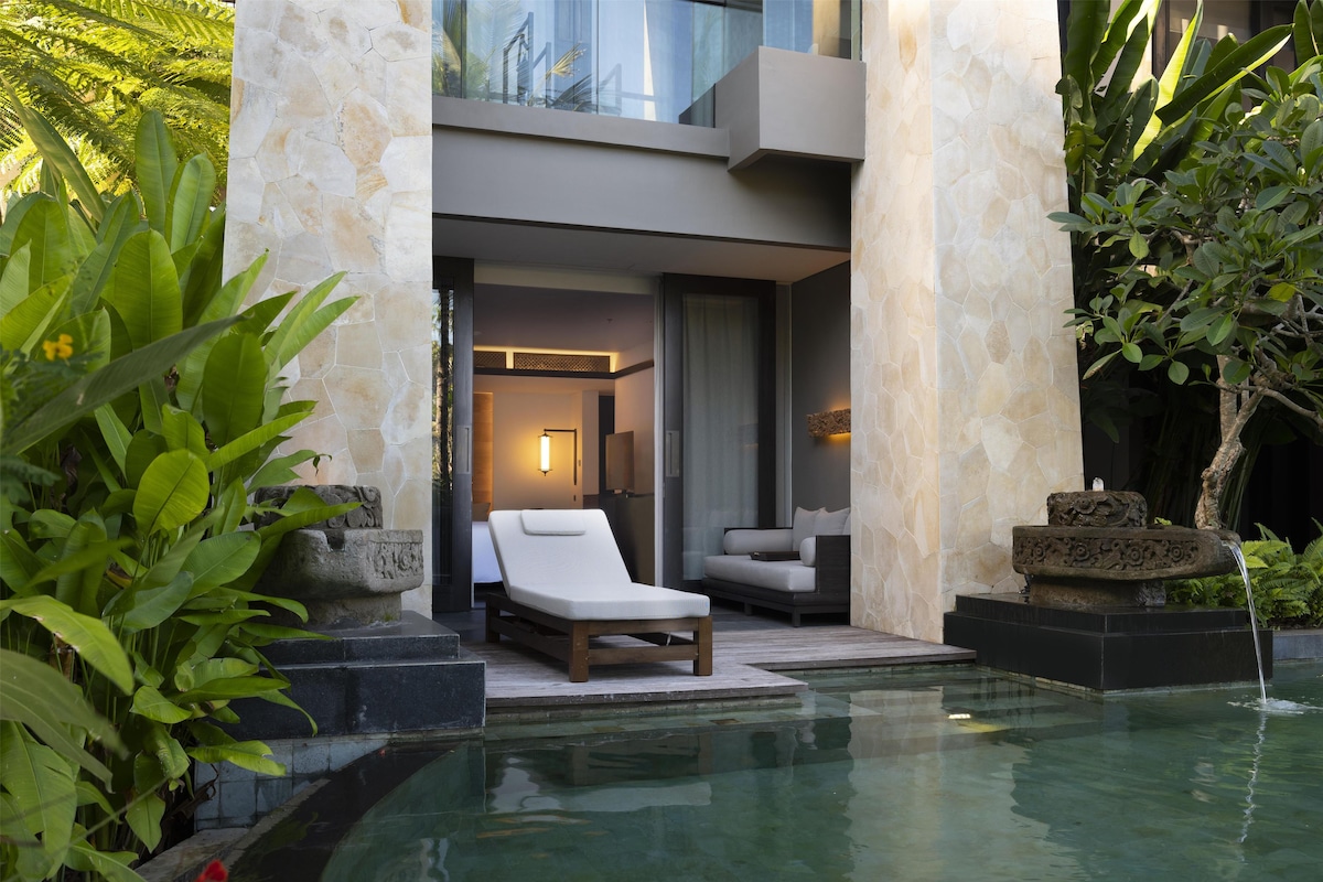 3 outdoor pools, open 7:00 AM to 6:00 PM, pool umbrellas, pool loungers