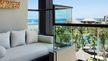Una habitación moderna con un amplio ventanal que da a una piscina y al océano.