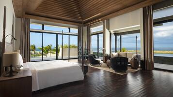 Presidentiële villa, uitzicht op oceaan (Nusantara) | Een kluis op de kamer, een bureau, verduisterende gordijnen, gratis wifi