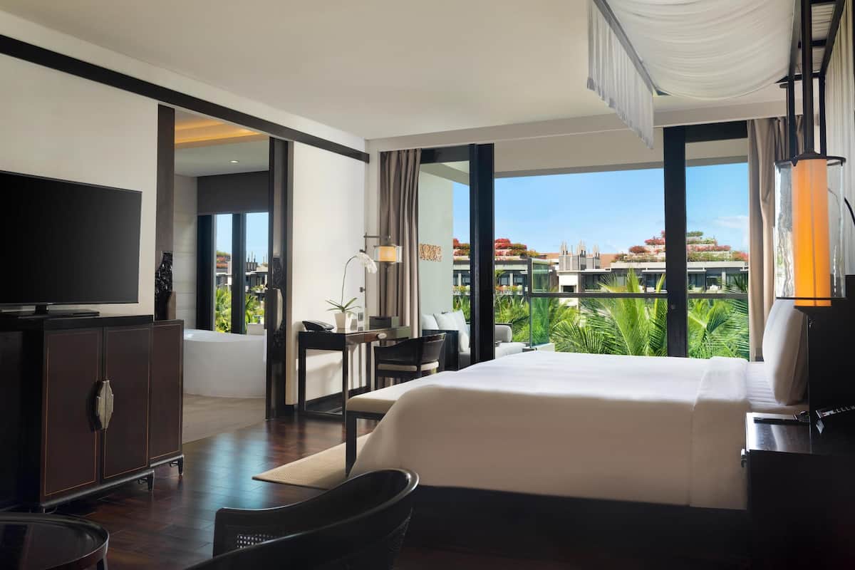 ห้องดีลักซ์, 1 ห้องนอน, ระเบียง, วิวสวน (Ocean Court) | ตู้นิรภัยในห้องพัก, โต๊ะทำงาน, ผ้าม่านกันแสง, เตารีด/โต๊ะรีดผ้า