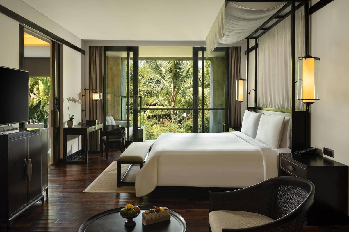ห้องดีลักซ์, 1 ห้องนอน, ระเบียง, วิวสวน | ตู้นิรภัยในห้องพัก, โต๊ะทำงาน, ผ้าม่านกันแสง, เตารีด/โต๊ะรีดผ้า
