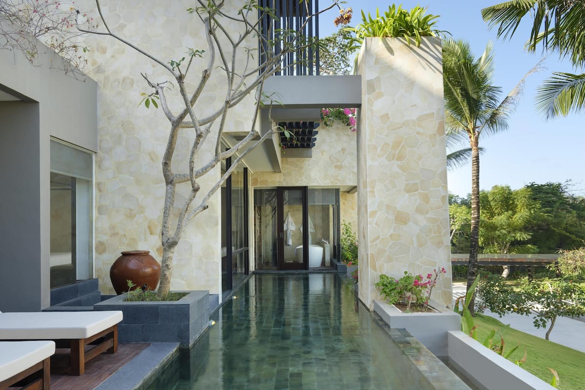 ห้องสวีท, 1 ห้องนอน, สระว่ายน้ำส่วนตัว, วิวสวน (Apurva Prestige Suite) | สระว่ายน้ำ | 3 สระว่ายน้ำกลางแจ้ง เปิด 7:00 น. ถึง 18:00 น., ร่มริมสระว่ายน้ำ