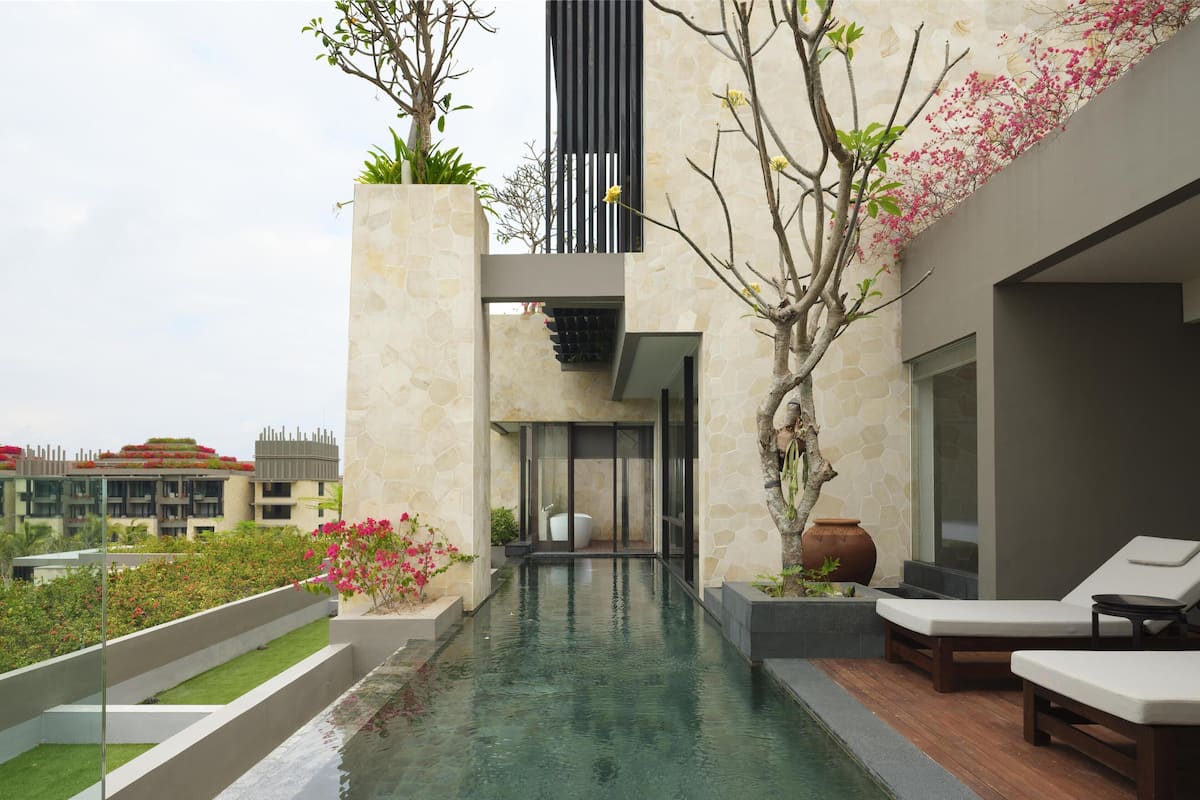 ห้องสวีท, 1 ห้องนอน, สระว่ายน้ำส่วนตัว, วิวทะเล (Apurva Prestige Ocean Suite) | สระว่ายน้ำ | 3 สระว่ายน้ำกลางแจ้ง เปิด 7:00 น. ถึง 18:00 น., ร่มริมสระว่ายน้ำ