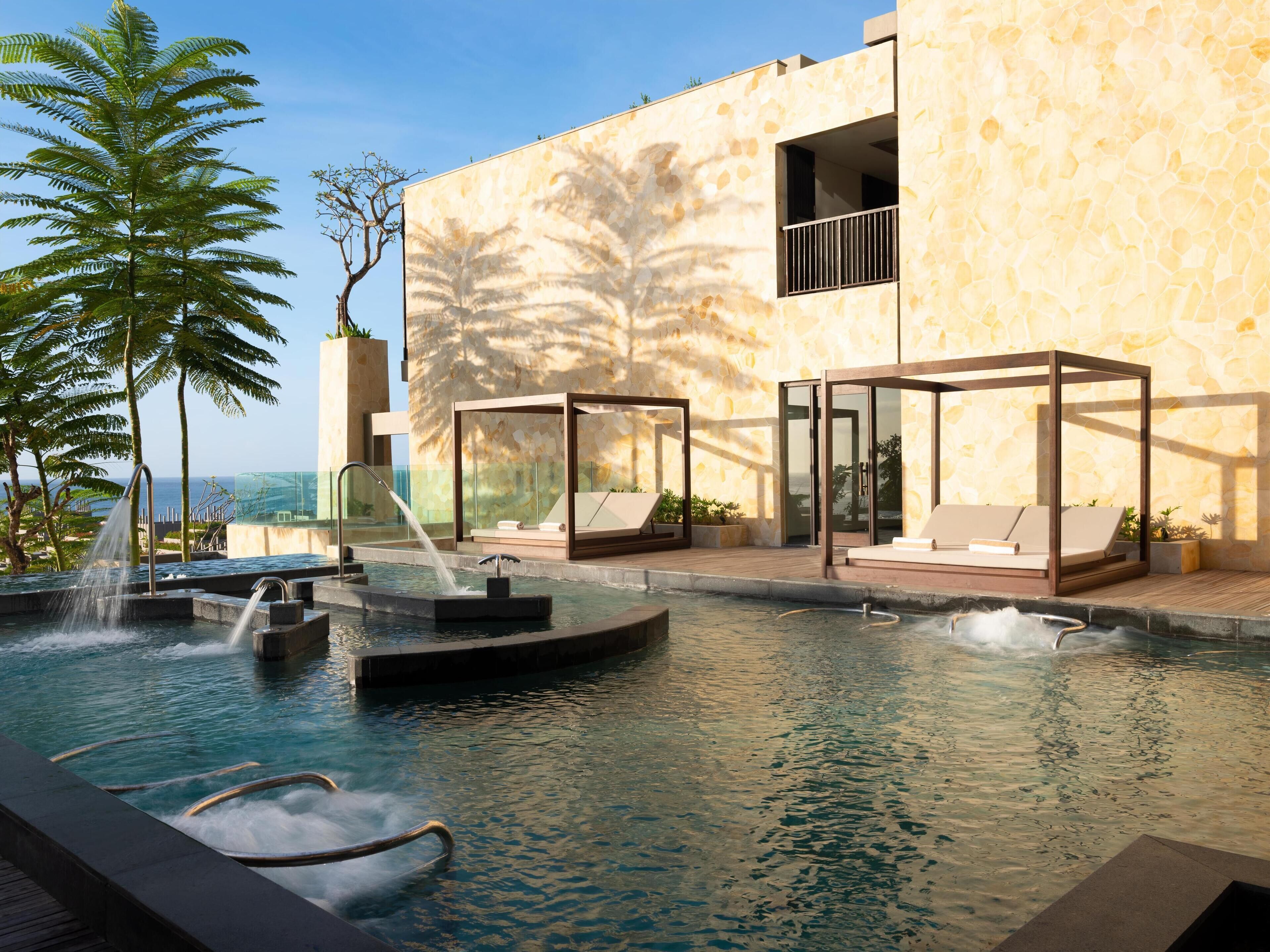 3 つの屋外プール、営業時間 7:00 ～ 18:00、プール パラソル、サンラウンジャー