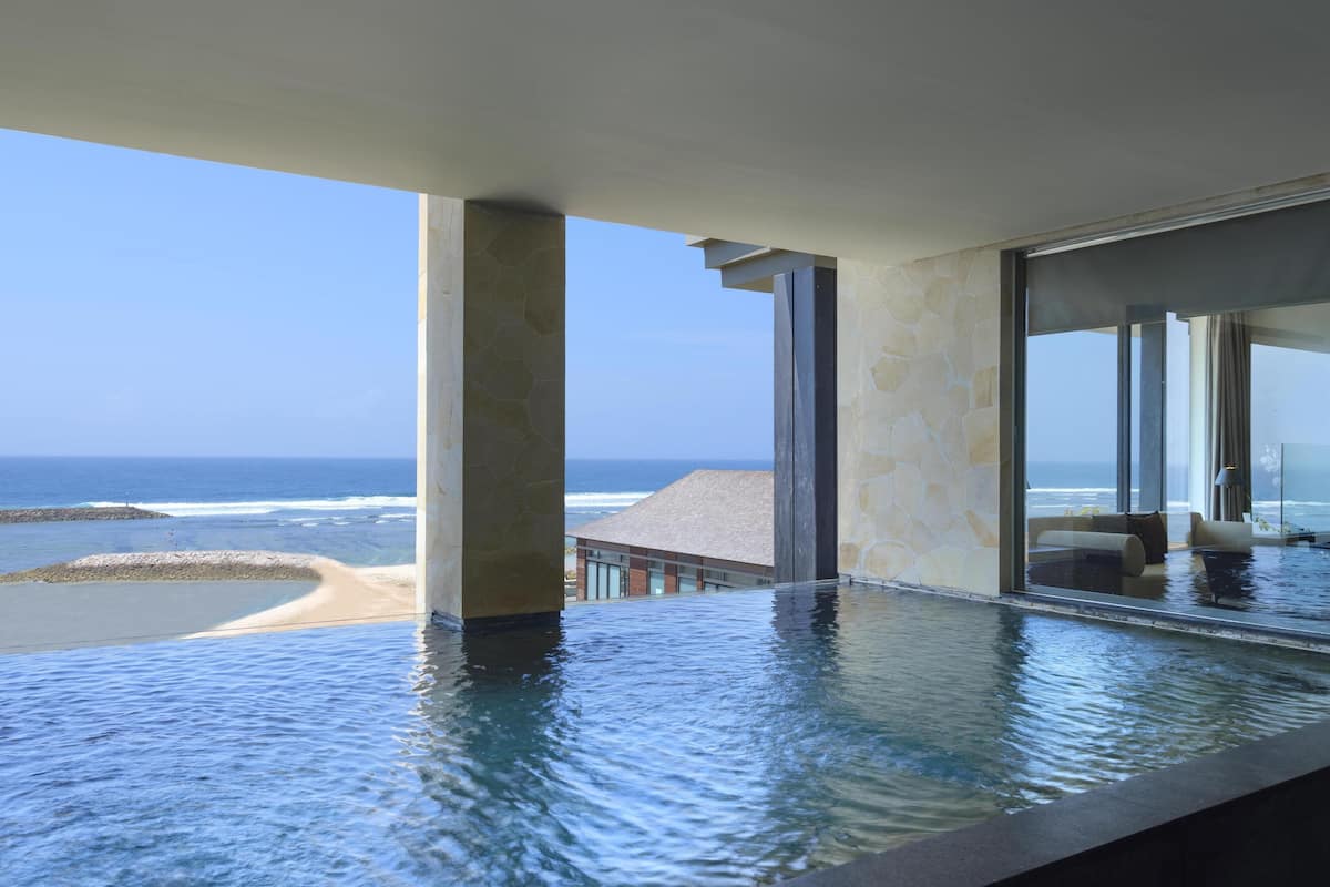 ห้องสวีท, 1 ห้องนอน, สระว่ายน้ำส่วนตัว, วิวทะเล (Ocean Front Prestige Suite) | สระว่ายน้ำ | 3 สระว่ายน้ำกลางแจ้ง เปิด 7:00 น. ถึง 18:00 น., ร่มริมสระว่ายน้ำ
