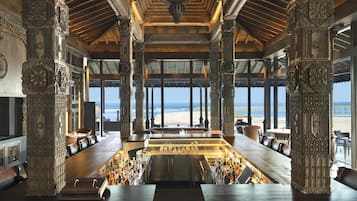 5 restaurantes; se sirven almuerzos, cenas y cocina china