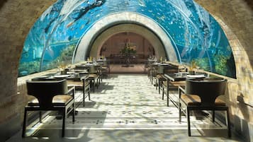 5 Restaurants; Mittagessen und Abendessen werden serviert