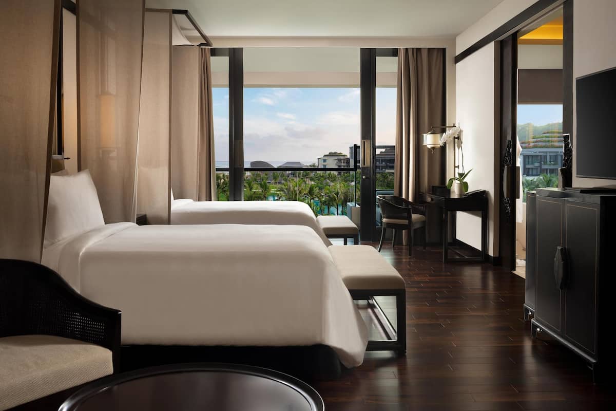 ห้องดีลักซ์, 1 ห้องนอน, ระเบียง, วิวสวน (Ocean Court) | ตู้นิรภัยในห้องพัก, โต๊ะทำงาน, ผ้าม่านกันแสง, เตารีด/โต๊ะรีดผ้า