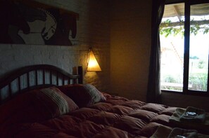 Panoramic-Doppelzimmer, 1 Queen-Bett, Nichtraucher, Gemeinschaftsbad | Daunenbettdecken, Zimmersafe, individuell dekoriert, Bettwäsche