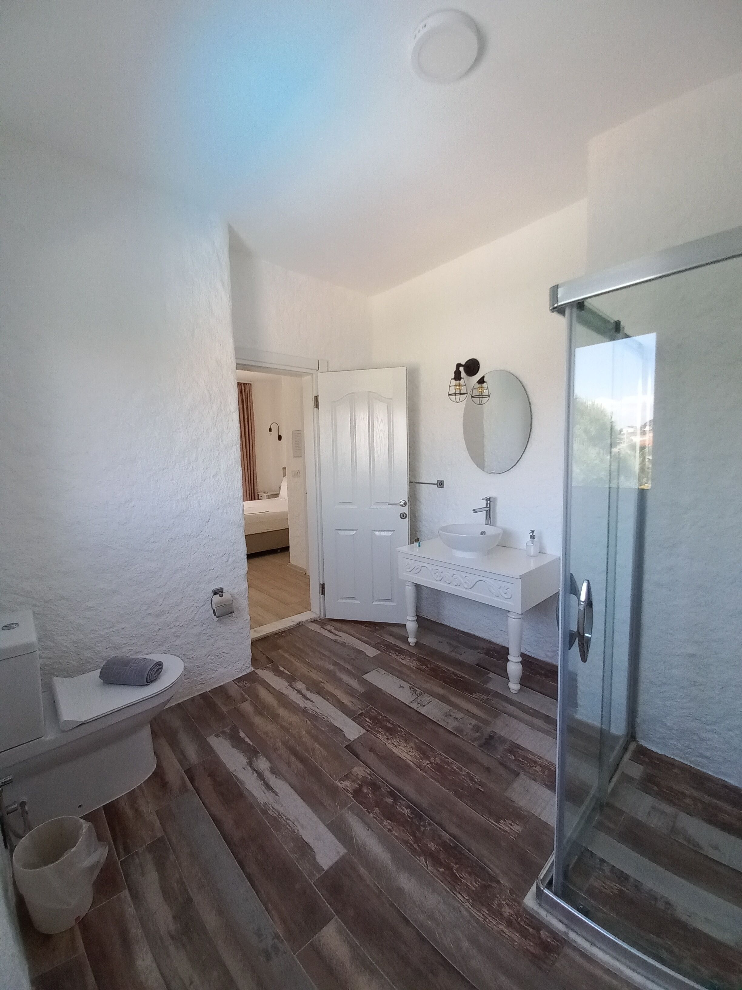 deluxe room | bathroom | shower, rainfall showerhead, free toiletries, hair dryer