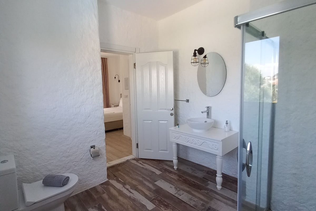 deluxe room | bathroom | shower, rainfall showerhead, free toiletries, hair dryer
