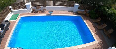 Utomhuspool, parasoller och solstolar