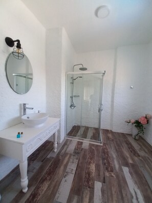 Quarto luxo | Roupas de cama premium, quartos à prova de som, Wi-Fi de cortesia