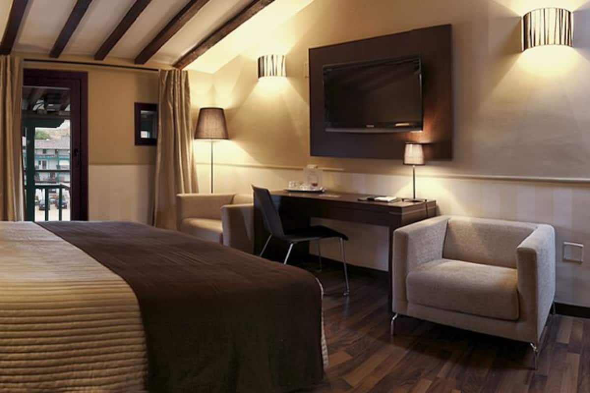 Economy Double Room | Minibar, desk, blackout drapes, cribs (surcharge)