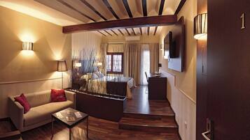 Suite de luxe, banyera d'hidromassatge | Minibar, escriptori, cortines opaques i bressols