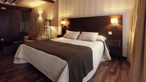 Minibar, escritorio, cortinas blackout y cunas 