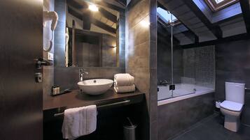 Habitació doble superior, banyera d'hidromassatge | Bany | Articles de tocador gratuïts, assecador de cabells i tovalloles