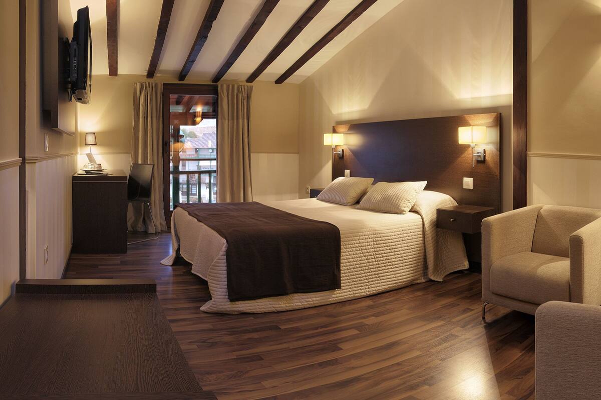 Quarto casal superior, banheira de hidromassagem | Frigobar, escrivaninha, cortinas blackout, berços (sobretaxa)