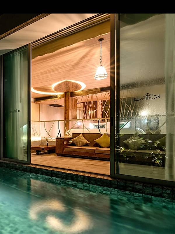 Pool Suite | Bar mini, peti besi dalam bilik, meja, langsir/tirai gelap terus