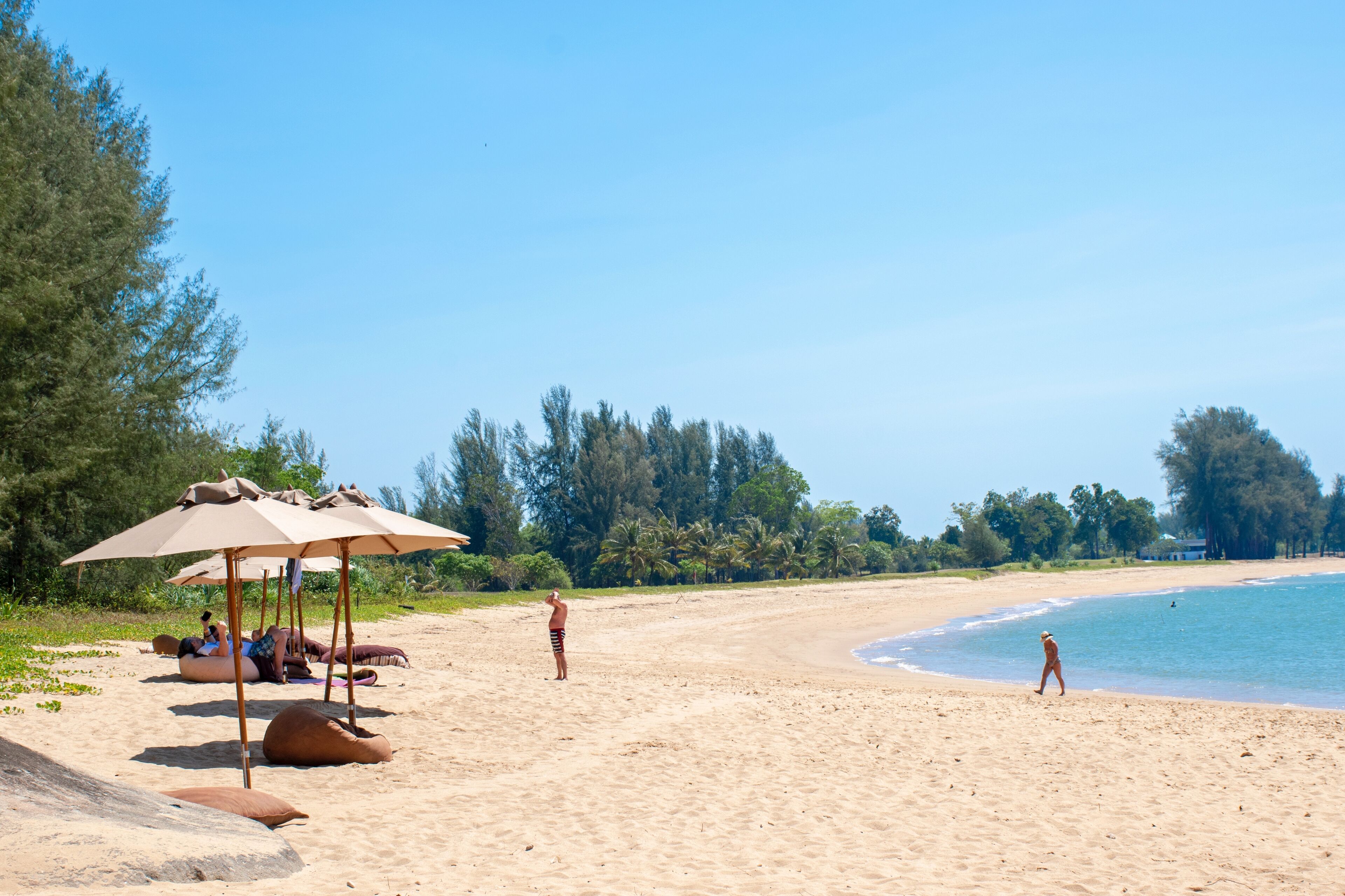 ビーチパラソル、ビーチタオル、ビーチバレー、ビーチバー