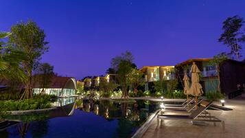 2 piscines extérieures, parasols de plage, chaises longues