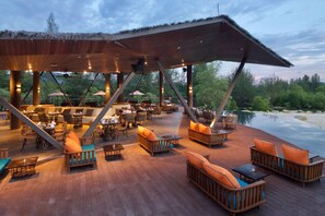 2 bars/lounges, swim-up bar, poolside bar, beach bar - Kalima Resort & Villas Khaolak (Thai Mueang)
