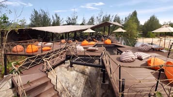 2 bars/lounges, swim-up bar, poolside bar, beach bar