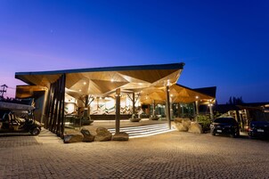 Fachada del alojamiento - Noche