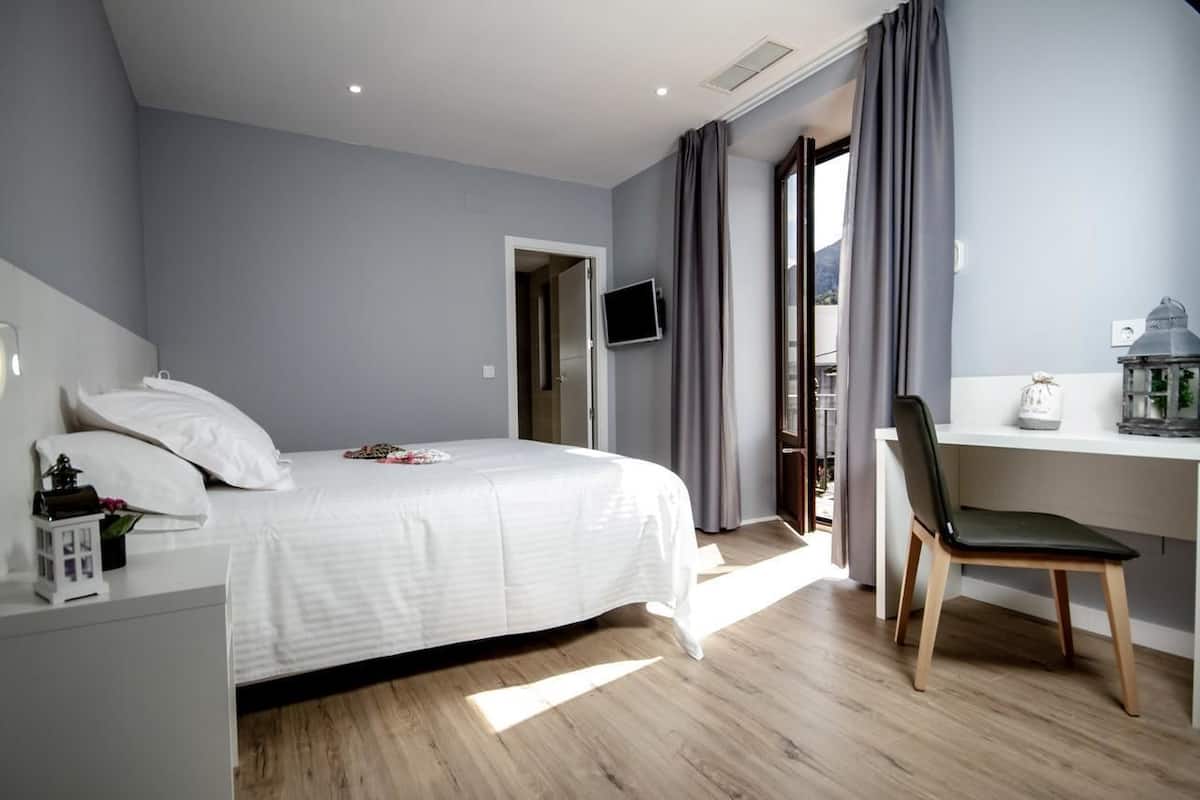 superior room, balcony | in-room safe, desk, soundproofing, free wifi