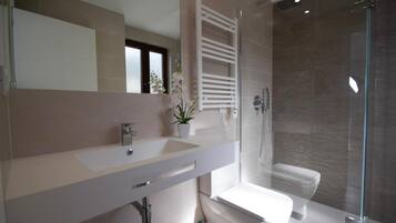 Een douche, gratis toiletartikelen, een haardroger, handdoeken