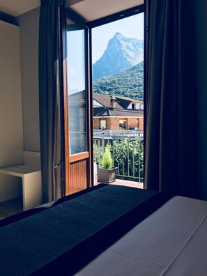 セーフティボックス (室内)、デスク、防音設備、WiFi (無料)