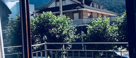 Caja de seguridad en la habitación y escritorio