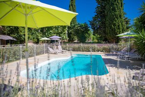 Piscina stagionale all'aperto, ombrelloni da piscina, lettini